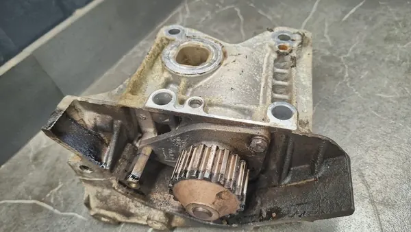 Boîtier de Pompe à Eau Citroen Peugeot 206 1.4 image 5