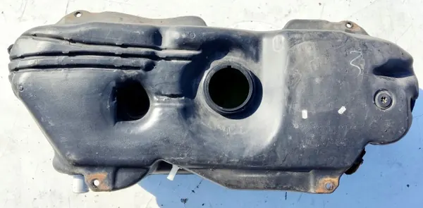 Toyota Yaris I bränsletank OEM 77100-0D010 - Begagnad image 2