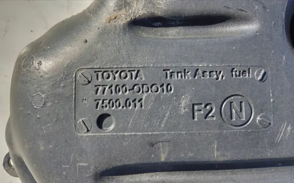 Toyota Yaris I bränsletank OEM 77100-0D010 - Begagnad image 3
