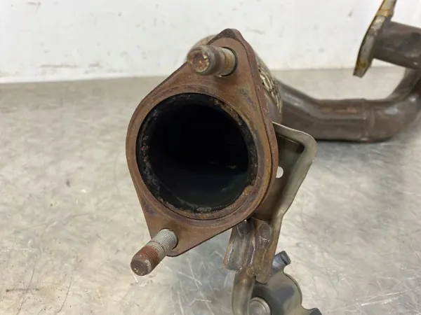 Abrazadera de escape Kia Telluride OEM FOB44871 - Usado image 6
