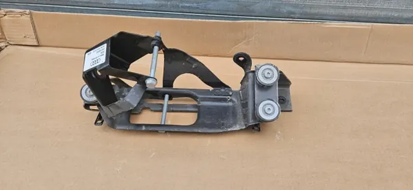 Audi E-tron 55 ilmastointikompressorin kiinnike OEM 4KE820196J image 2