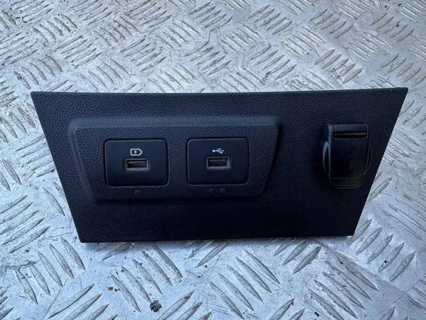 Toma USB OEM 28023138R para Dacia Duster II image 2