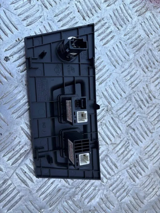 Toma USB OEM 28023138R para Dacia Duster II image 3