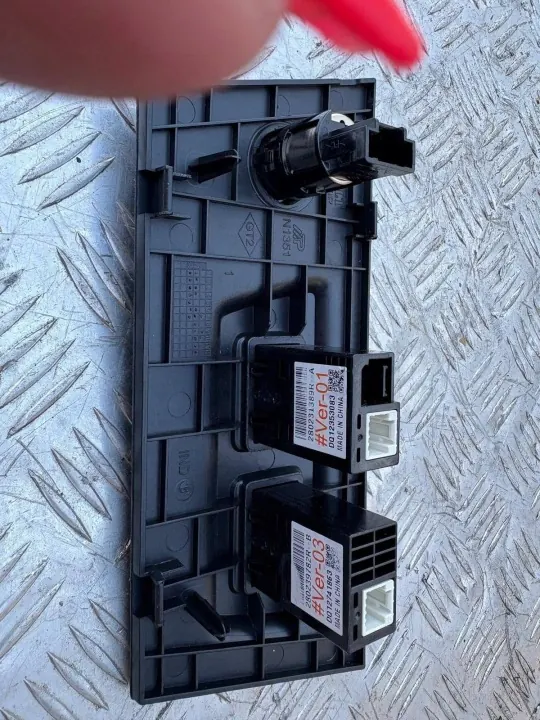 Toma USB OEM 28023138R para Dacia Duster II image 4