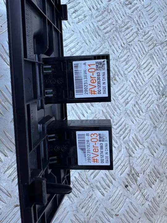 Toma USB OEM 28023138R para Dacia Duster II image 5