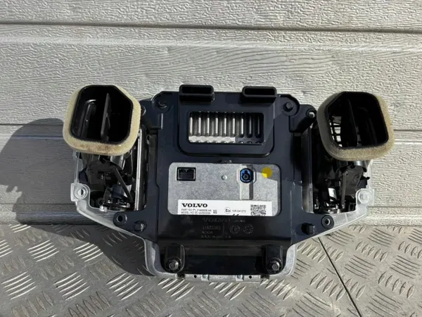 Volvo XC90 II Navigatiescherm OEM 31466836 image 3