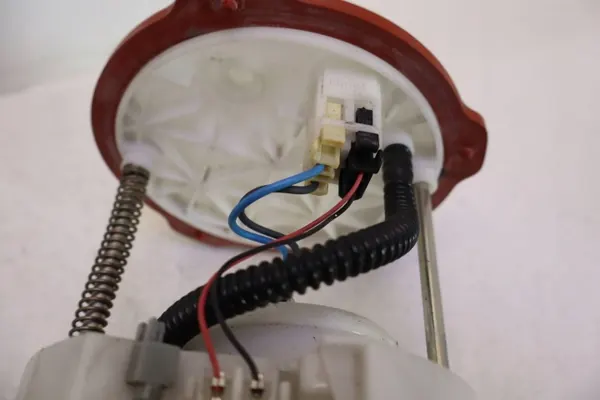 Mazda 5 Polttoainepumppu OEM 1019622472 - Tankissa image 3
