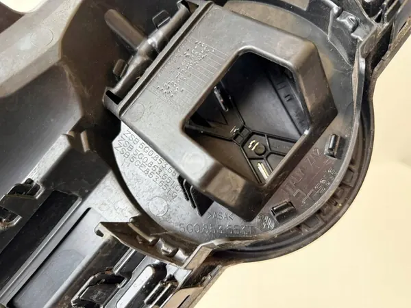 Volkswagen Golf VII Radiator Grille OE 5G0853651Q image 5