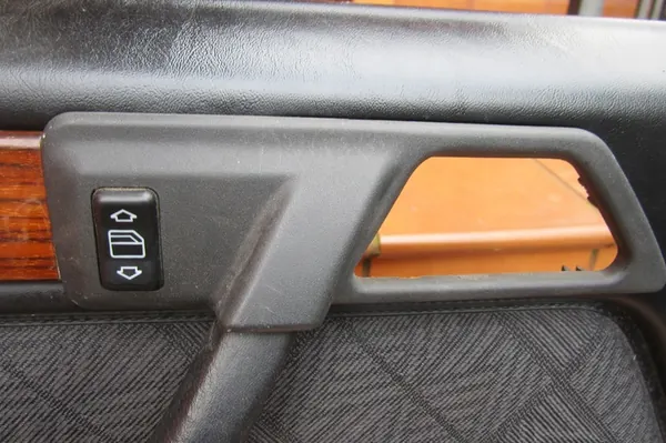 MERCEDES W124 E Innen-Türgriffrahmen image 10