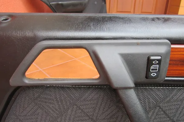 MERCEDES W124 E Innen-Türgriffrahmen image 9