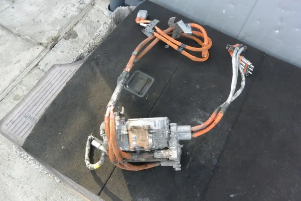 Mercedes E W212 Invertteri OEM A6519006702 image 2