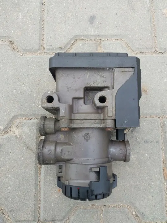Soupape Modulateur EBS Avant OEM 20828237 - Occasion image 3