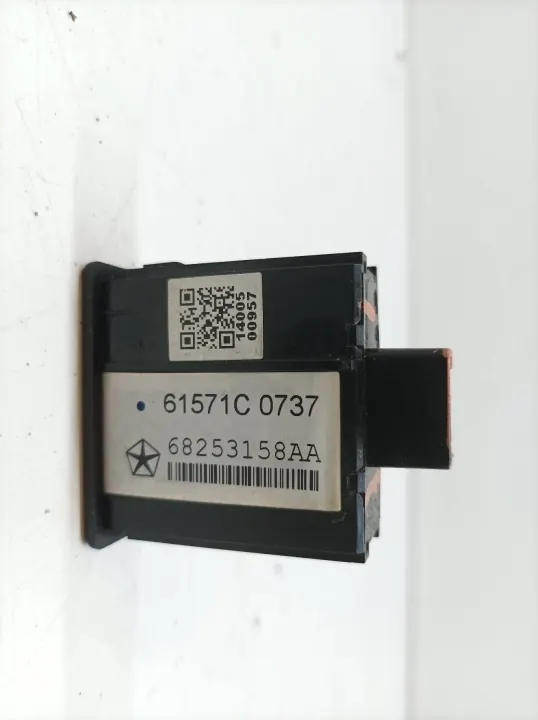 Enchufe USB OEM 68253158AA para Dodge Charger VII image 3