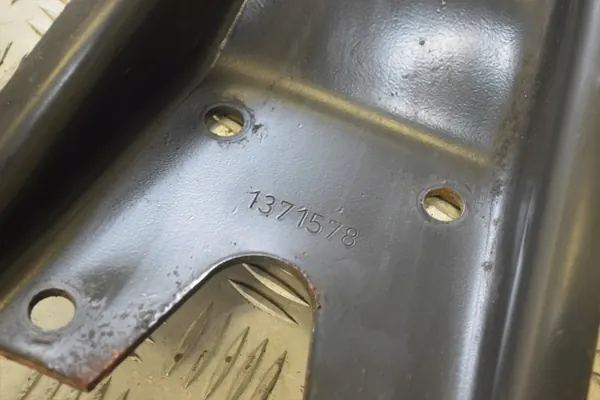 Scania Framhjulsstötdämparfäste OEM 1371578 image 3