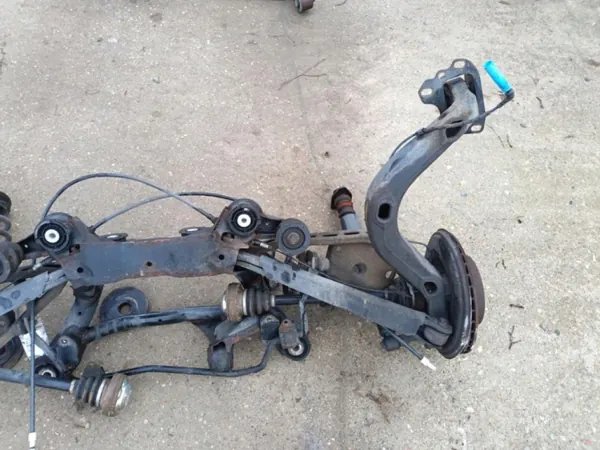 BMW X3 E83 bakvagnsbalk OEM Wrakowisko-18155 image 3
