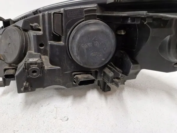 Oikea Ajovalo Renault Megane III Lift 260106839R image 9