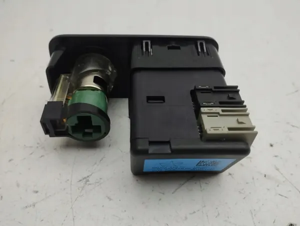 Allume-cigare avant Jeep Cherokee 2015 OEM 68146071AC image 4