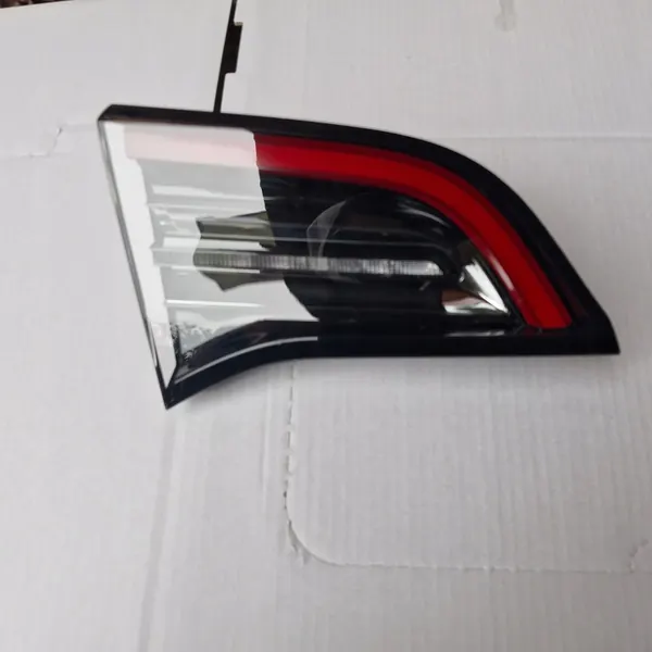 Tesla Model 3 Vänster Bak LED Lampa OEM 1502088-00-B image 2