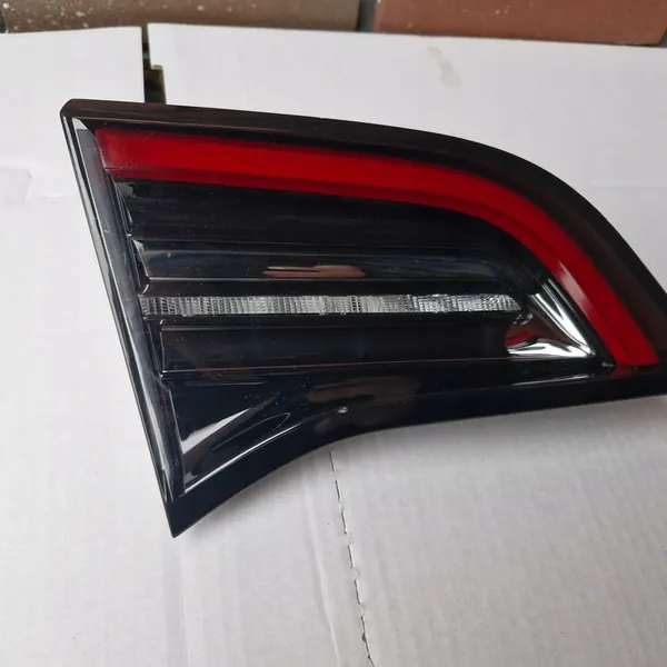 Tesla Model 3 Vänster Bak LED Lampa OEM 1502088-00-B image 3