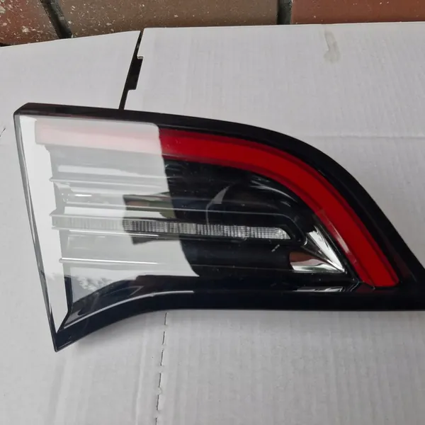 Tesla Model 3 Vänster Bak LED Lampa OEM 1502088-00-B image 5