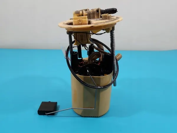 Pompe à carburant Ford Kuga Mk1 08-13 2.0 TDCI 8V41-9275-AD image 3