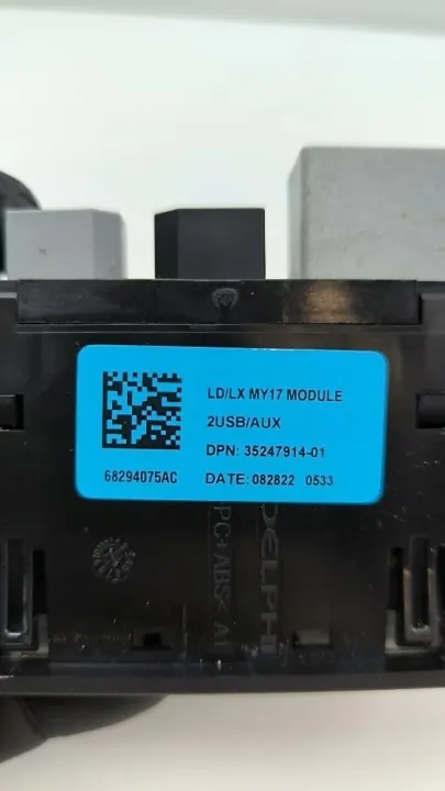Dodge Challenger USB-poort OEM 68294075AC - Gebruikt image 7