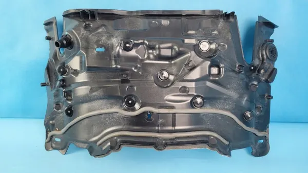 Mercedes W206 Väliseinäpeite OEM A2066203601 image 10