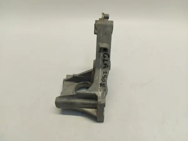 Mercedes GLA 250e Stödbracket OEM A2822258000 image 2