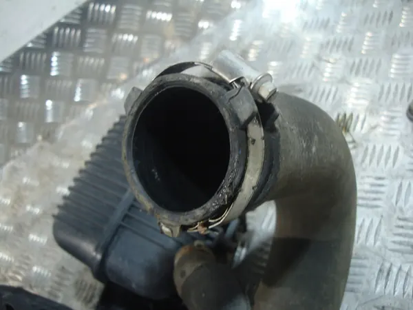 AUDI A4 B8 2.0 TFSI Intercooler Schlauch 8K0145673M image 3