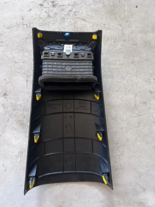 OEM 84612-J7110 Kia Ceed III Heck-Luftauslassabdeckung image 3