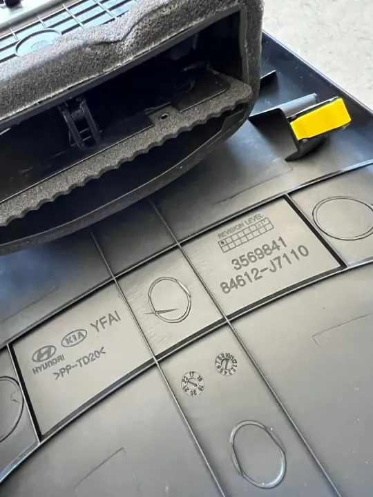OEM 84612-J7110 Kia Ceed III Heck-Luftauslassabdeckung image 5
