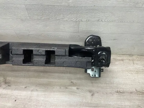 Volkswagen Touareg II 2017 Etupuskuri OEM 7P0807109D image 3