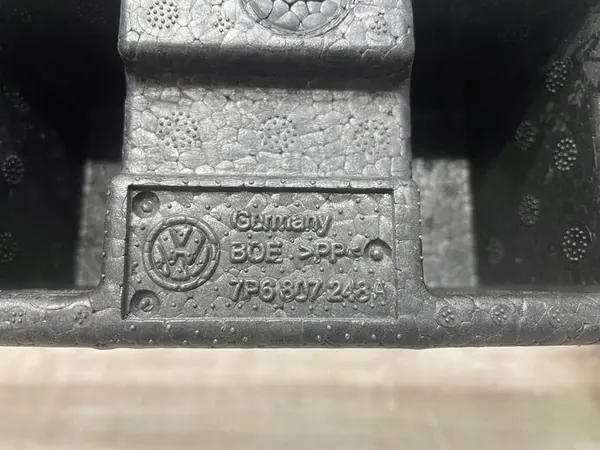 Volkswagen Touareg II 2017 Etupuskuri OEM 7P0807109D image 4