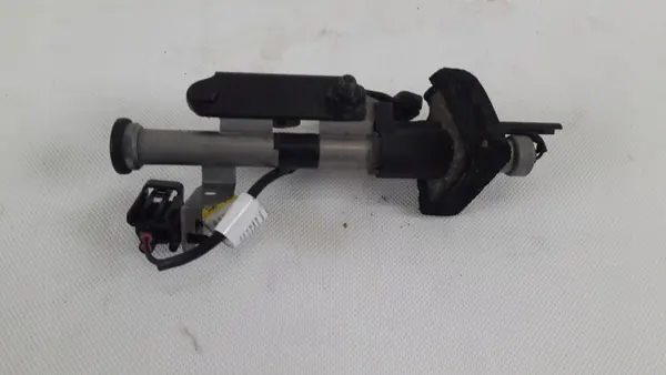 Volvo V60 II Pyrotechnische Motorhaubenverriegelung OEM 31468156 image 4