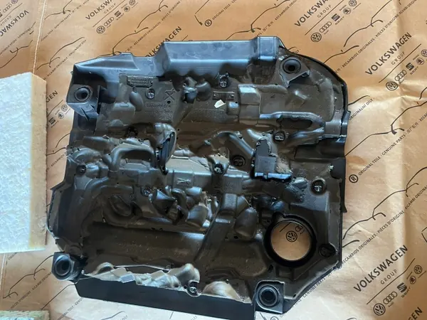 Tapa Motor Audi Q3 83A OEM 04L103954 T - Usado image 3