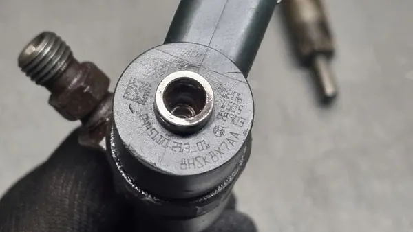 Inyector Alfa Romeo 159 2.4 JTD 0445110213 image 2