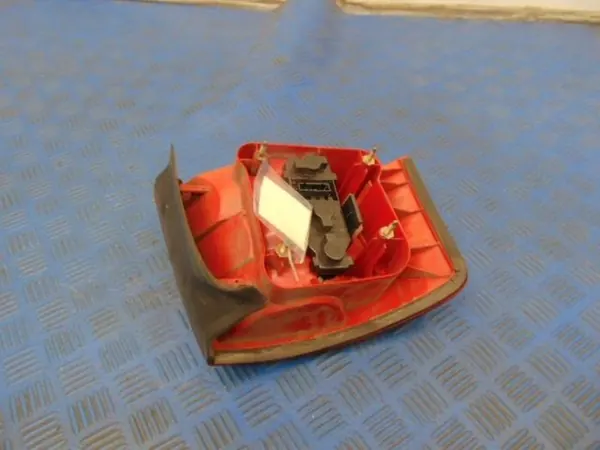 AUDI A4 B5 2.0B Luz Trasera Derecha 4B9945096D image 4