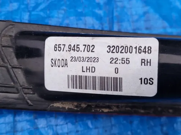 OEM 657945702 Reflector derecho parachoques trasero Skoda Kamiq image 5