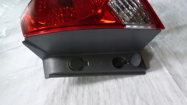 LUZ TRASERA DERECHA CHEVROLET CRUZE SEDAN 95965224 image 2