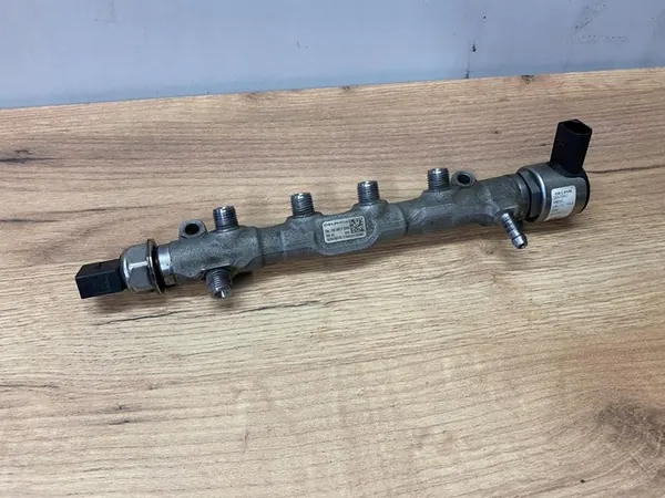 Fuel Distributor Pipe Škoda OCTAVIA III Combi 2015 04L130089F image 2