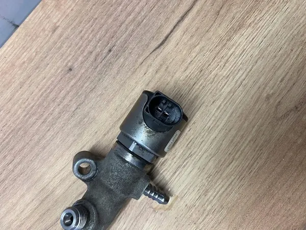 Fuel Distributor Pipe Škoda OCTAVIA III Combi 2015 04L130089F image 5