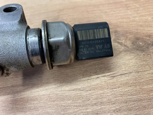 Fuel Distributor Pipe Škoda OCTAVIA III Combi 2015 04L130089F image 6