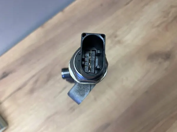 Fuel Distributor Pipe Škoda OCTAVIA III Combi 2015 04L130089F image 7