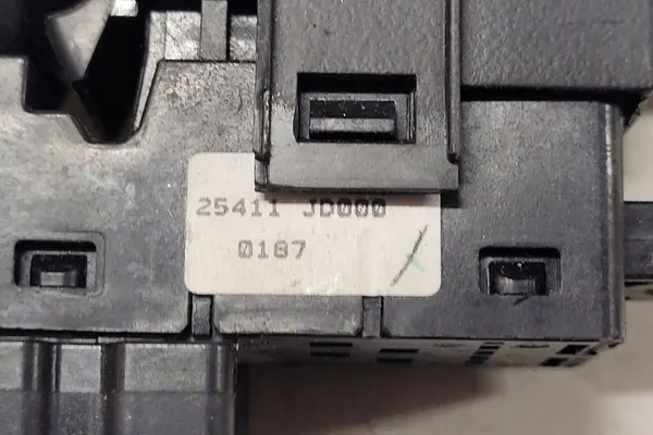 Nissan Fensterhebersteuerung hinten rechts image 2