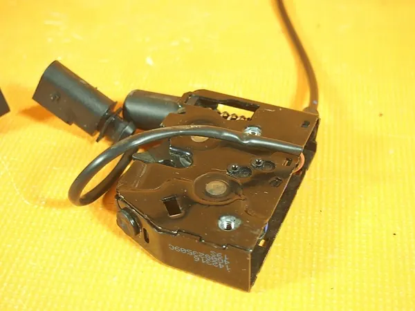 Audi A6 4G LIFT 32KM Framlåsmekanism 4g0823509c image 3