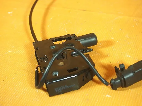 Audi A6 4G LIFT 32KM Framlåsmekanism 4g0823509c image 4