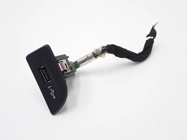 Prise USB OEM 8V1035726 pour Audi A3 8V image 2