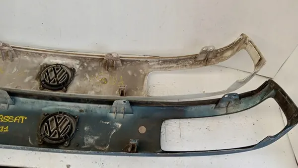 VW Passat B3 Grille 1988-1993 OEM 357853653 image 4