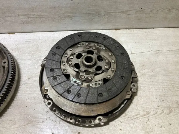 Audi A3 8V 1.6 TDI CRKB Kaksimassavälykkö Manuaali OEM 03L105266BT image 2