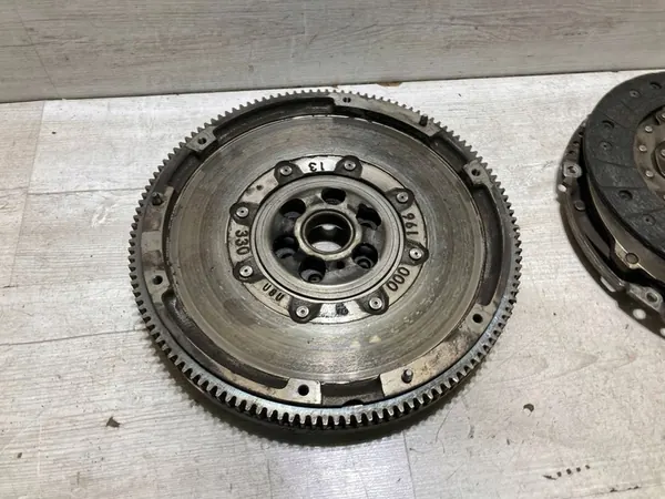 Audi A3 8V 1.6 TDI CRKB Kaksimassavälykkö Manuaali OEM 03L105266BT image 3